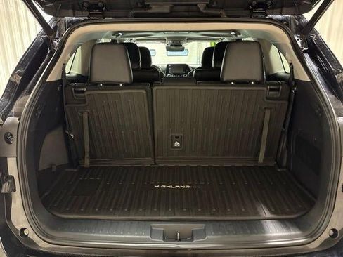 Used 2021 Toyota Highlander XLE AWD/4WD image 30