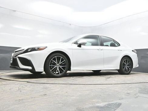 Used 2024 Toyota Camry SE image 27