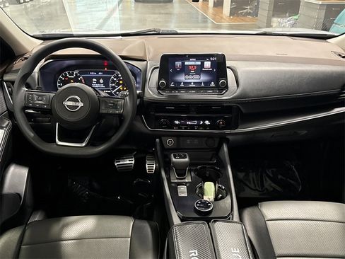 Used 2023 Nissan Rogue SV image 10