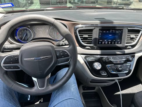Used 2018 Chrysler Pacifica LX FWD image 15