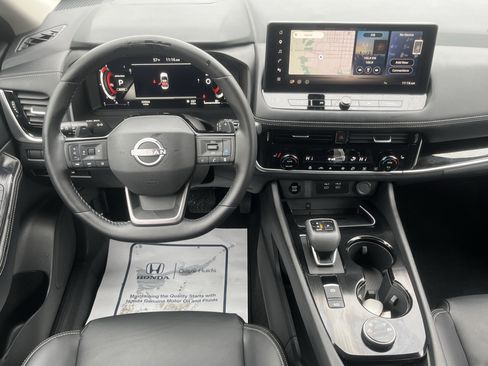 Used 2025 Nissan Rogue SL AWD/4WD image 11