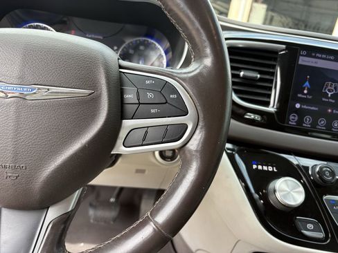 Used 2018 Chrysler Pacifica Touring-L Plus image 17