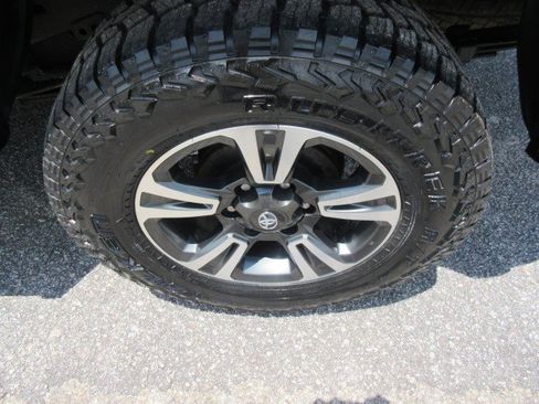 Used 2017 Toyota Tacoma TRD Sport w/ Tow Package (A/T) AWD/4WD image 11