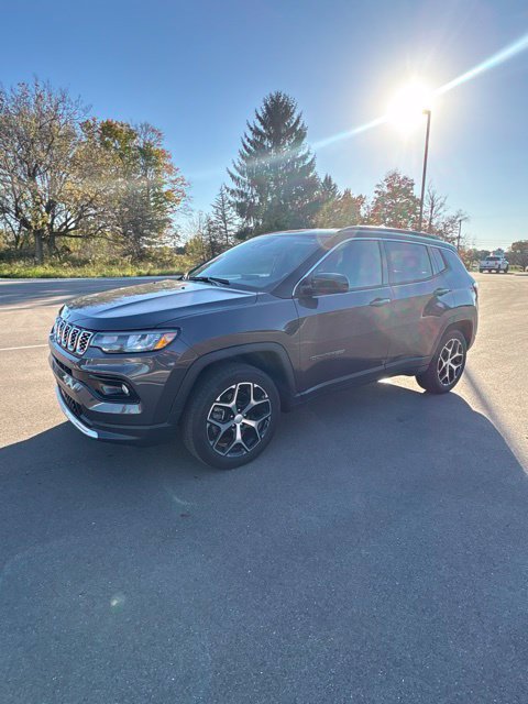 Used 2024 Jeep Compass Limited AWD/4WD image 1