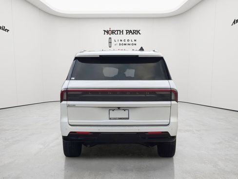 New 2026 Lincoln Navigator Premiere AWD/4WD image 4