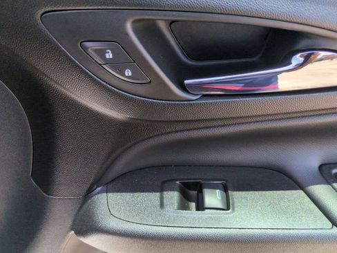 Used 2021 Chevrolet Equinox LT FWD image 32