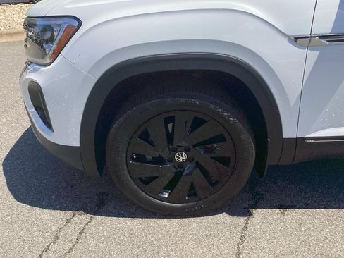 Certified 2026 Volkswagen Atlas Cross Sport SE w/ Panoramic Sunroof Package FWD image 27