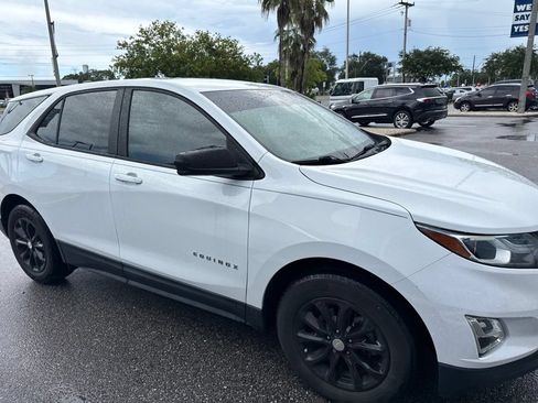 Used 2021 Chevrolet Equinox LS w/ LS Convenience Package FWD image 3