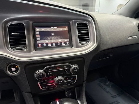 Used 2022 Dodge Charger SXT RWD image 25