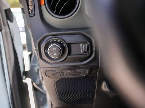 Used 2024 Jeep Gladiator Mojave AWD/4WD image 20