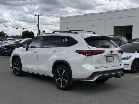 Used 2021 Toyota Highlander XSE FWD image 4