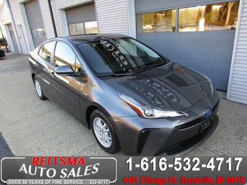 Used 2022 Toyota Prius LE image 1