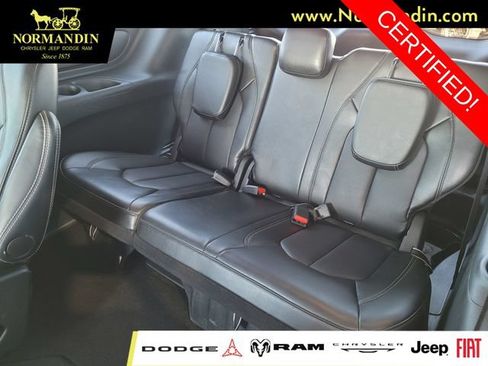 Certified 2025 Chrysler Pacifica Select FWD image 18