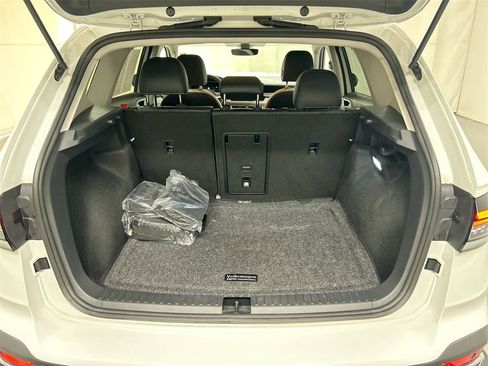 Certified 2025 Volkswagen Taos SE image 4