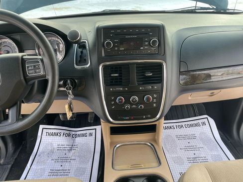 Used 2016 Dodge Grand Caravan SXT image 19