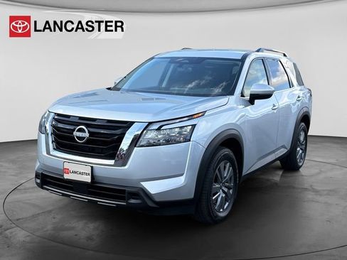 Used 2025 Nissan Pathfinder SV FWD image 3