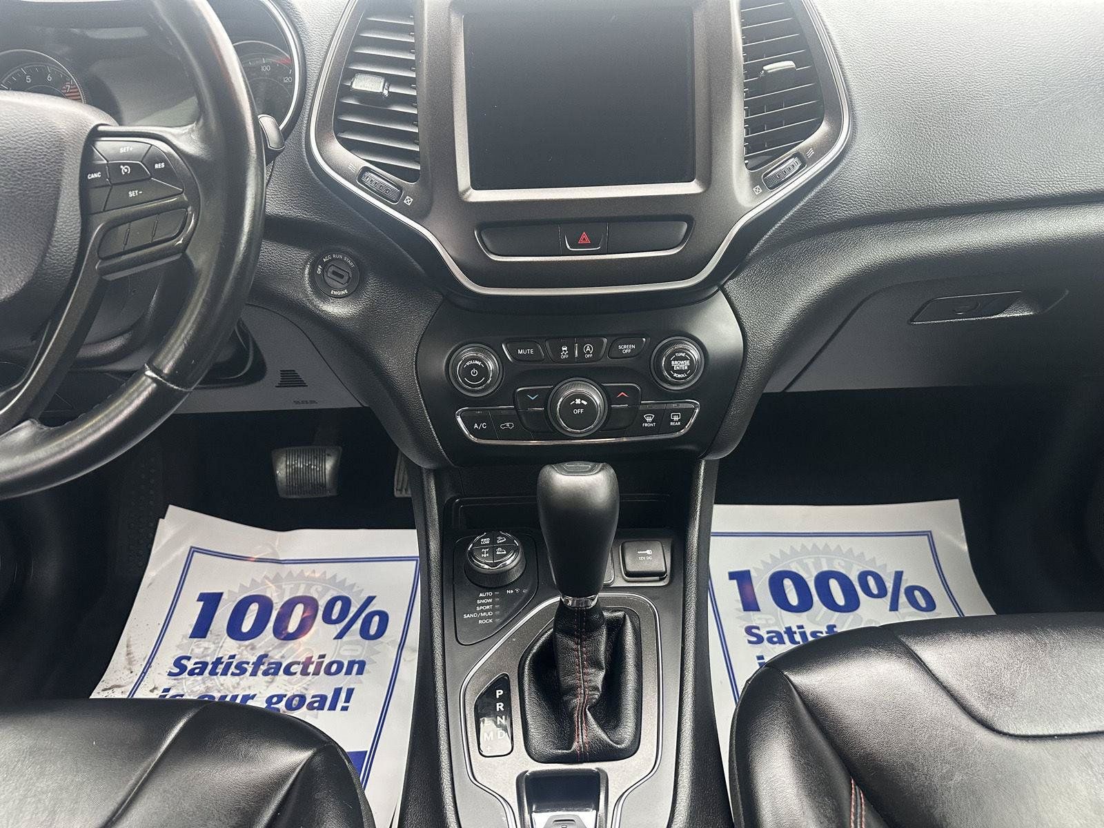 Used 2019 Jeep Cherokee Trailhawk AWD/4WD image 30