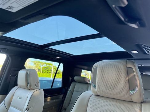 Used 2024 Cadillac Escalade Premium Luxury image 19