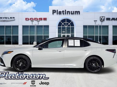 Used 2023 Toyota Camry SE image 4