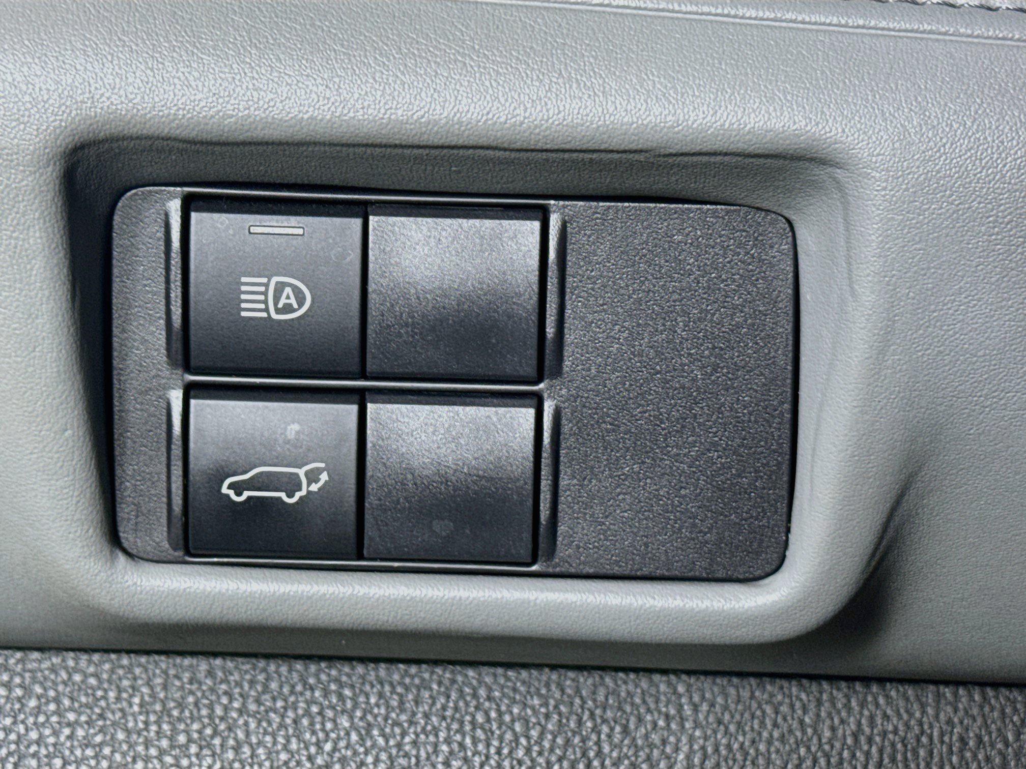 Used 2020 Toyota Highlander XLE AWD/4WD image 11