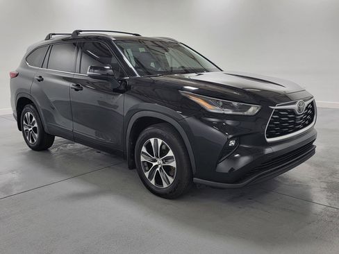 Used 2021 Toyota Highlander XLE image 2