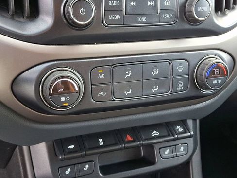 Used 2018 Chevrolet Colorado Z71 AWD/4WD image 16