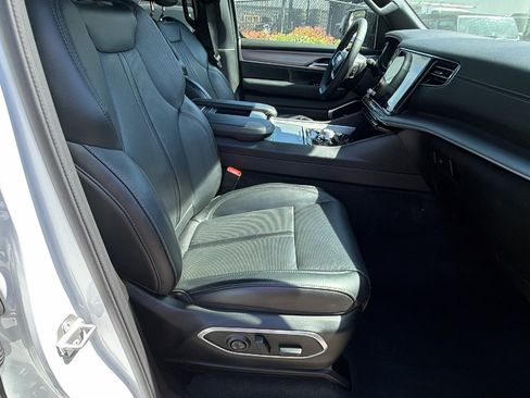 Certified 2025 Jeep Wagoneer 4WD w/ Convenience Group I image 19