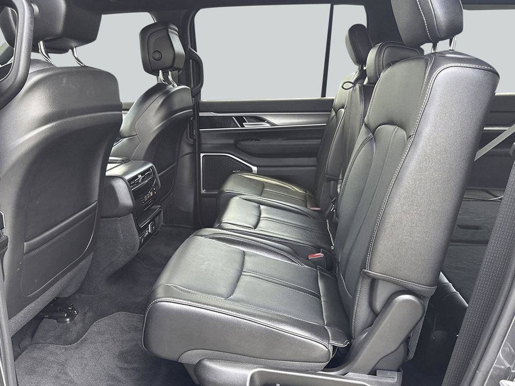 Used 2025 Jeep Wagoneer 4WD image 27