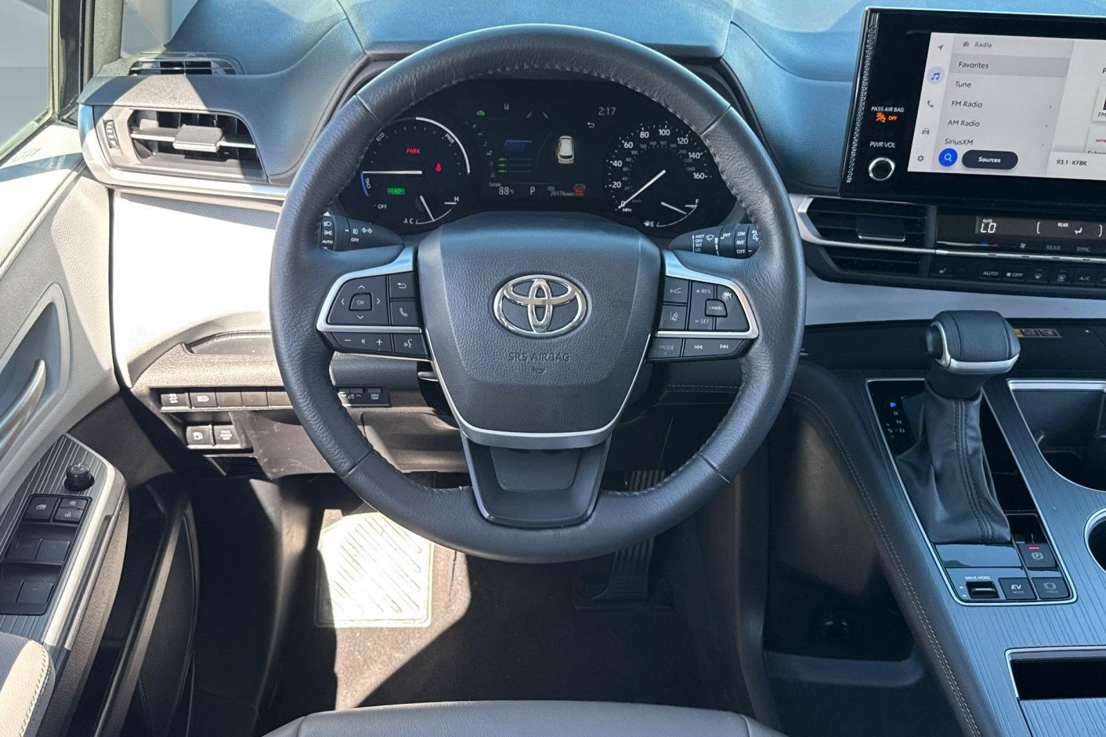 Used 2025 Toyota Sienna XLE FWD image 30