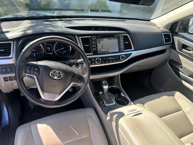 Used 2018 Toyota Highlander XLE w/ Carpet Mat Package (TMS) FWD image 22