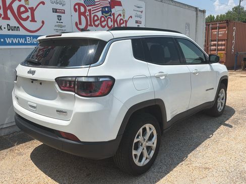 Used 2024 Jeep Compass Latitude AWD/4WD image 3