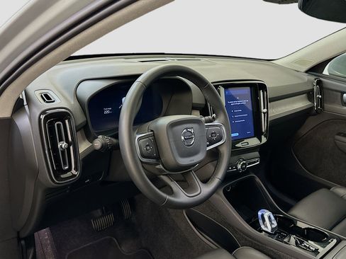 Used 2025 Volvo XC40 B5 Plus image 18