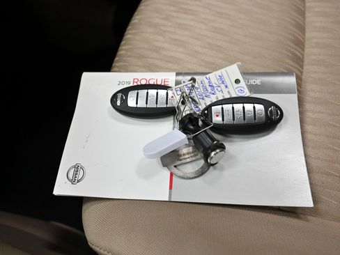 Used 2019 Nissan Rogue SV image 44