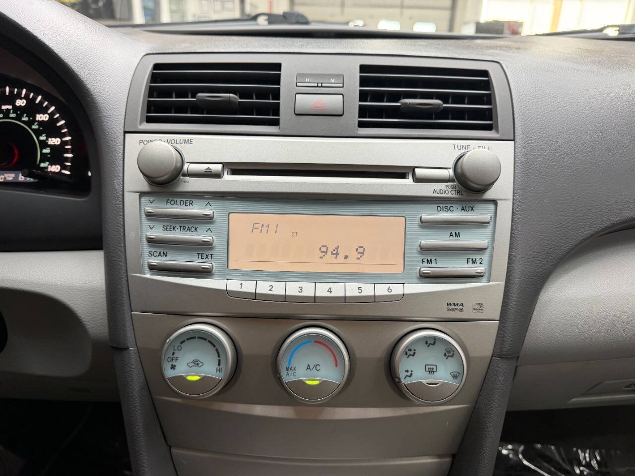 Used 2009 Toyota Camry LE FWD image 25