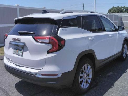 Used 2024 GMC Terrain SLT FWD image 2