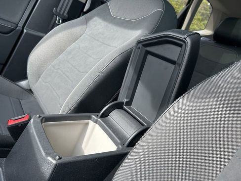 Certified 2025 Volkswagen Taos SE image 37