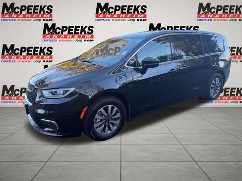 Used 2023 Chrysler Pacifica Touring-L FWD image 1
