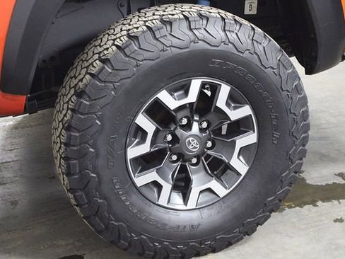 Used 2018 Toyota Tacoma TRD Off-Road image 38