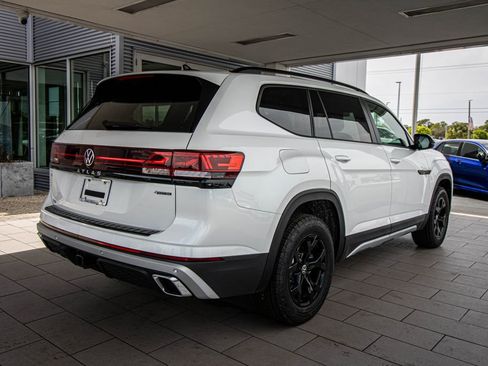 New 2026 Volkswagen Atlas Peak Edition image 2