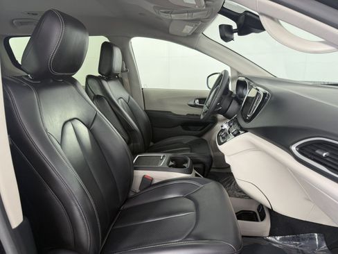 Used 2023 Chrysler Pacifica Touring-L FWD image 10