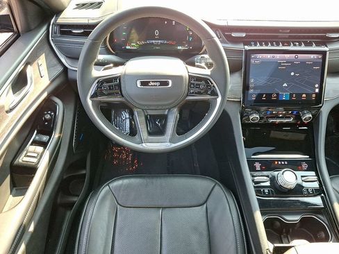 Used 2023 Jeep Grand Cherokee Overland AWD/4WD image 12