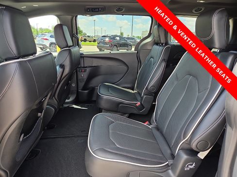 Used 2026 Chrysler Pacifica Limited FWD image 11