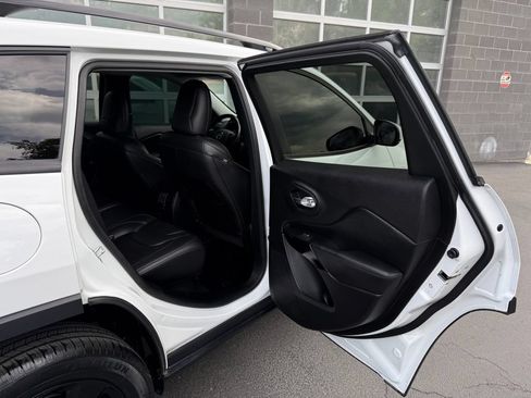 Used 2020 Jeep Cherokee Latitude Plus AWD/4WD image 35