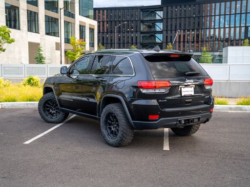 Used 2020 Jeep Grand Cherokee Laredo AWD/4WD image 3