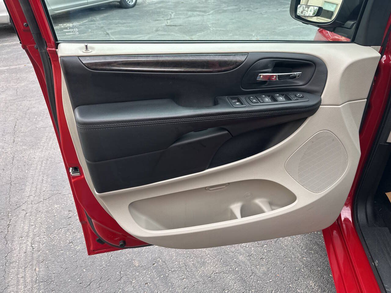 Used 2013 Dodge Grand Caravan SXT w/ Rear Park Assist Pkg FWD image 17
