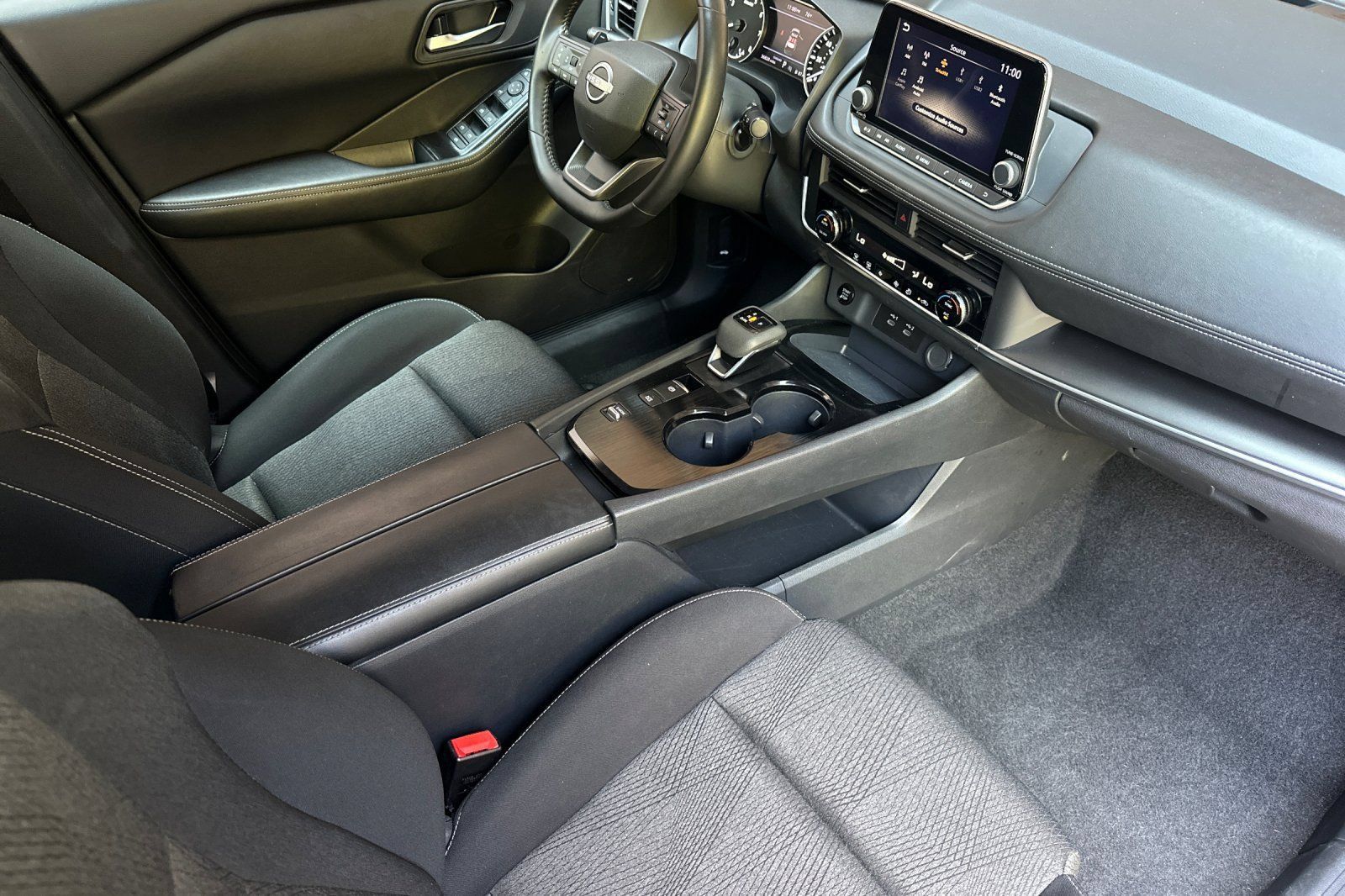 Used 2025 Nissan Rogue SV FWD image 21