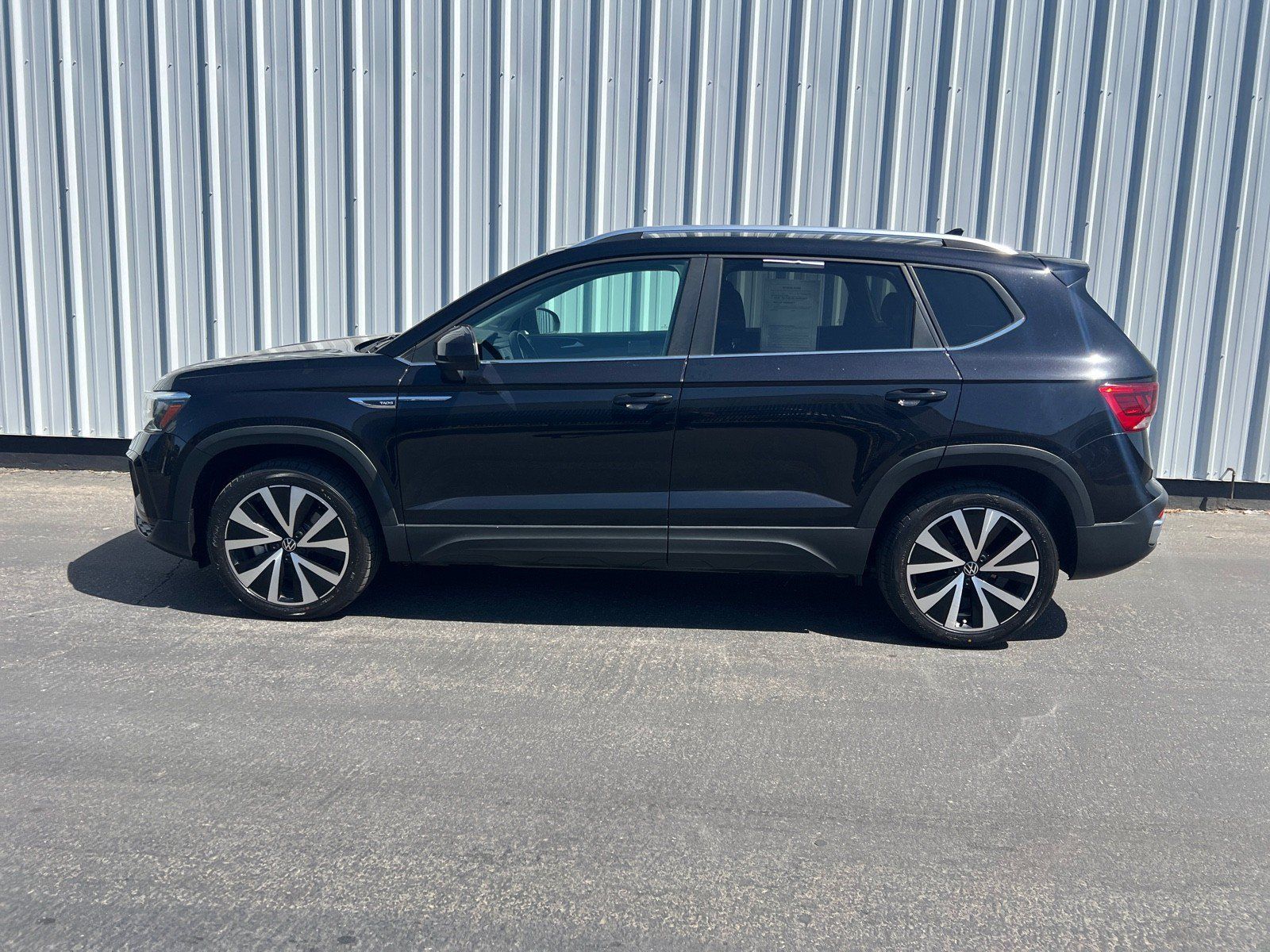 Used 2022 Volkswagen Taos SE FWD image 3