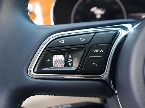 Used 2021 Bentley Bentayga image 26