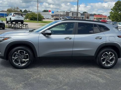 Used 2024 Chevrolet Trax LT w/ Driver Confidence Package FWD image 3