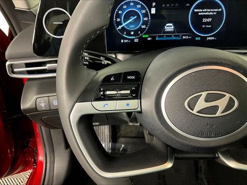 Used 2025 Hyundai Elantra Limited FWD image 11